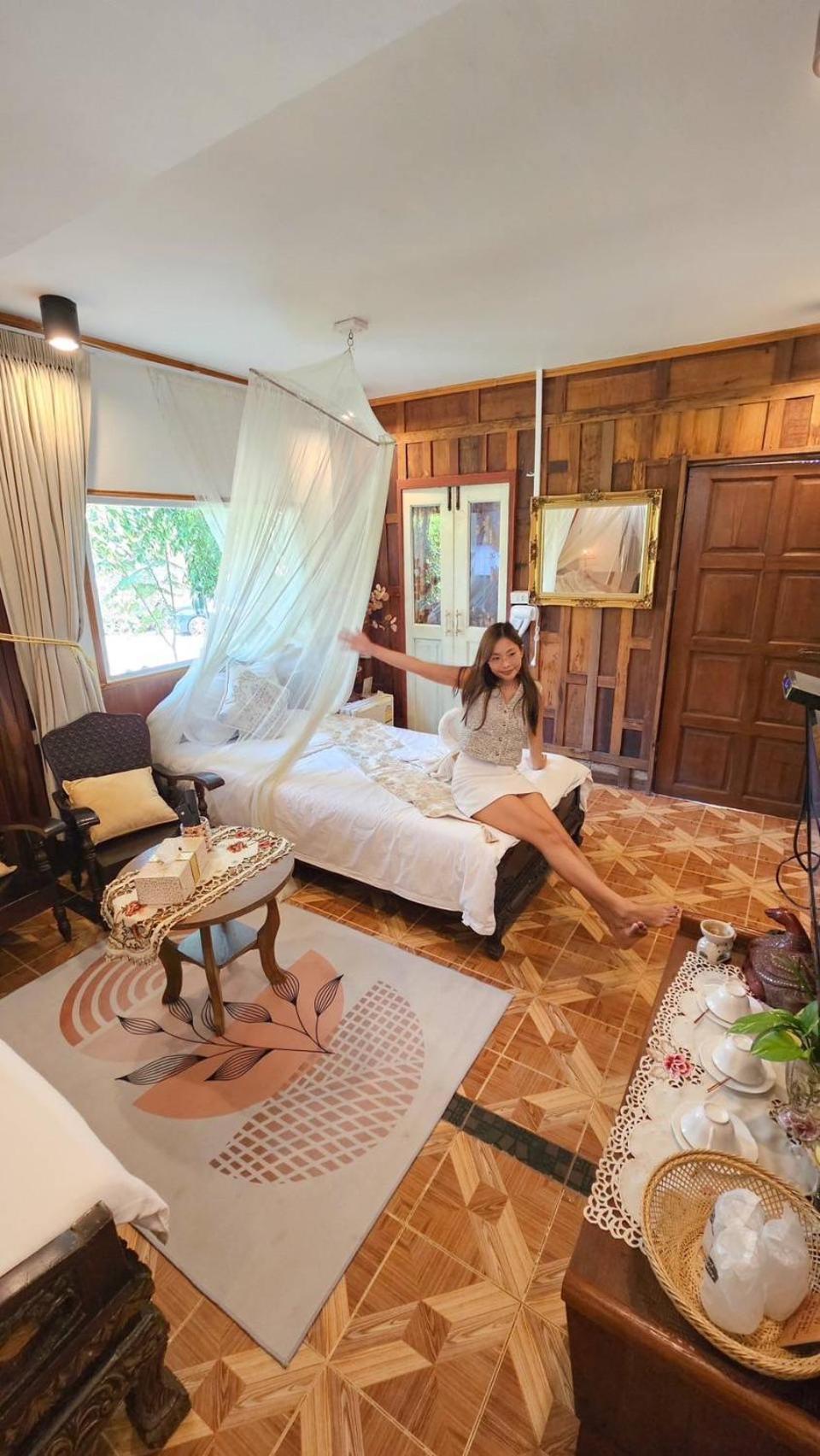 The Antique Riverside Resort Ban Pong  Exteriör bild