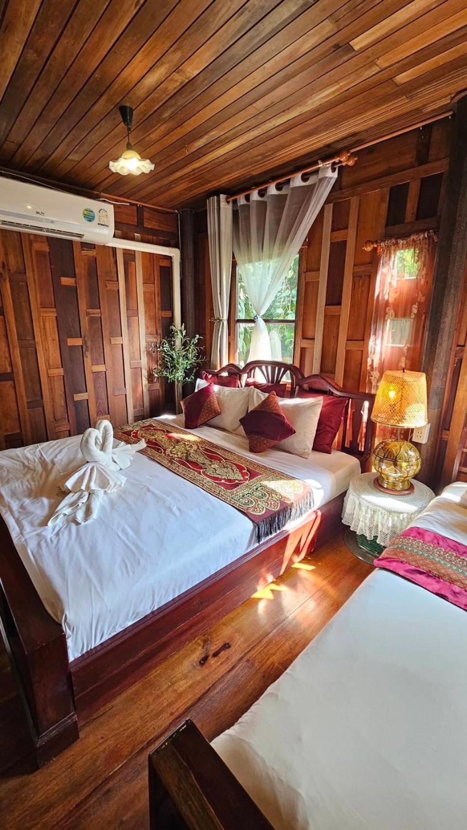 The Antique Riverside Resort Ban Pong  Exteriör bild