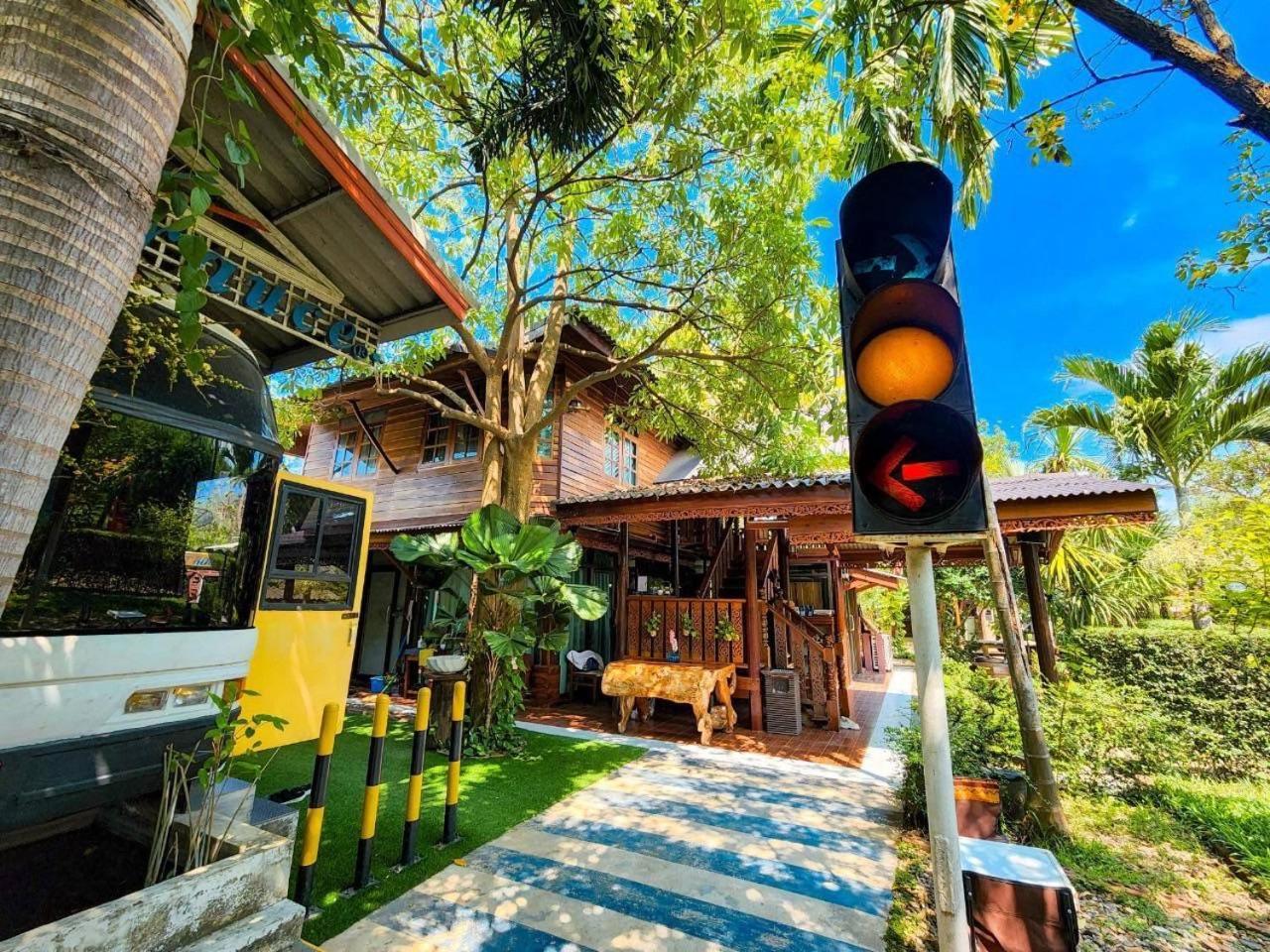 The Antique Riverside Resort Ban Pong  Exteriör bild